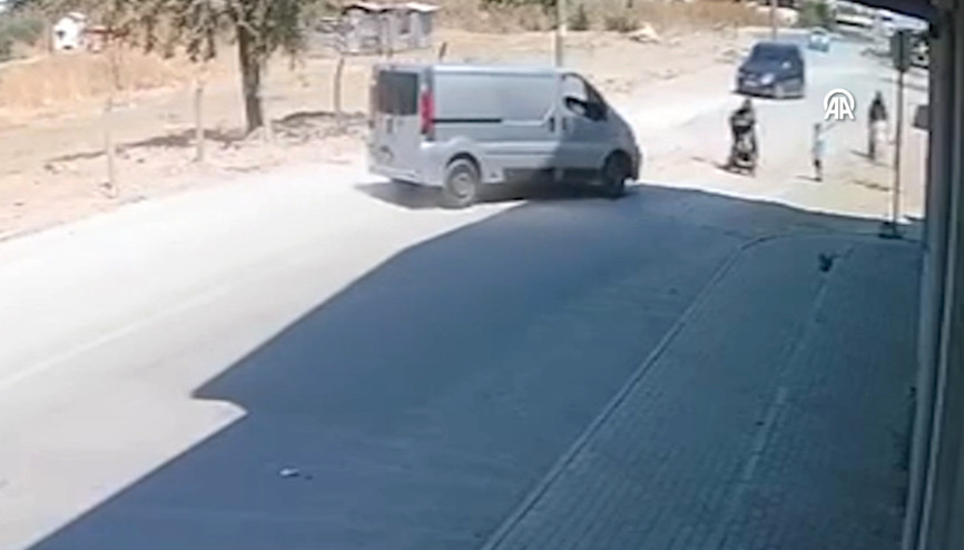 Anne ile bebeğinin panelvanın altında kalmaktan son anda kurtulması kamerada