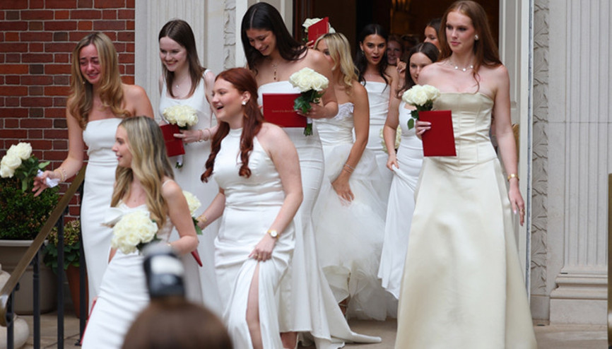 Ünlü oyuncu eski eşiyle evlenirken üzerinde olan gelinliği kızına verdi: Dolapta duracağına sen giy Ünlü oyuncu eski eşiyle evlenirken üzerinde olan gelinliği kızına verdi: Dolapta duracağına sen giy