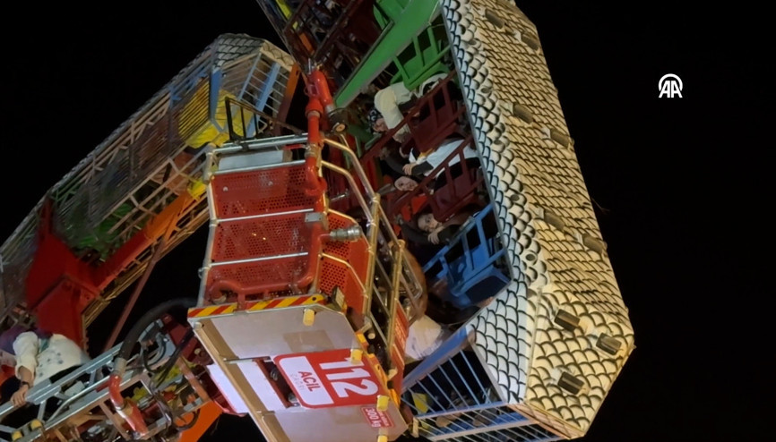 Lunaparkta yüksekte asılı kalan 23 kişi kurtarıldı