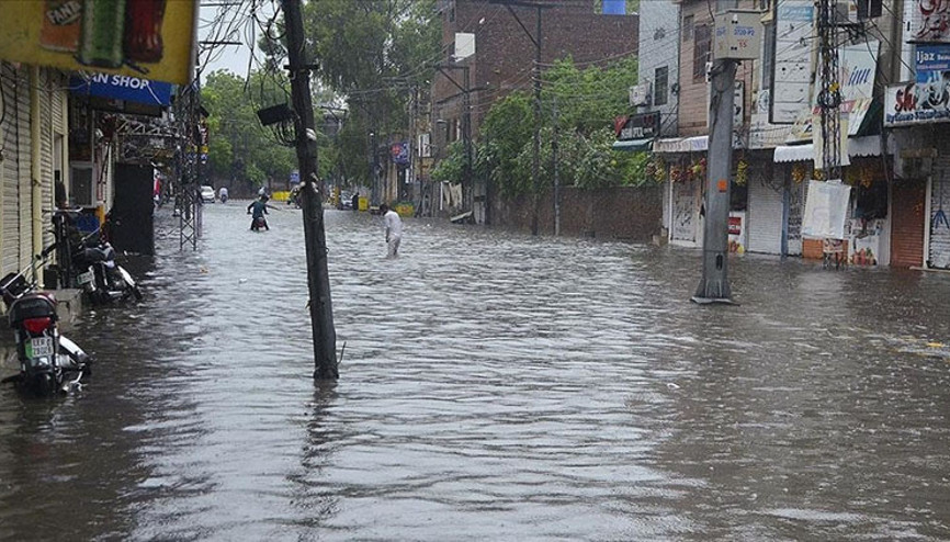 Muson yağışlarının bilançosu ağırlaşıyor: 260 ölü
