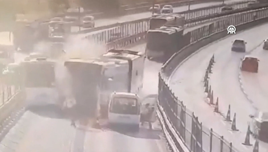 Küçükçekmecedeki metrobüs kazası güvenlik kamerasında