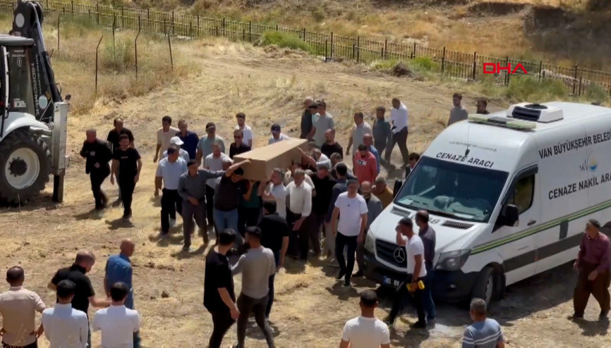 Şezlongda güneşlenirken üzerine baca kapağı düşen hemşire toprağa verildi