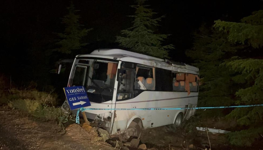 Eskişehir’de polisleri taşıyan minibüs kaza yaptı Yaralılar var