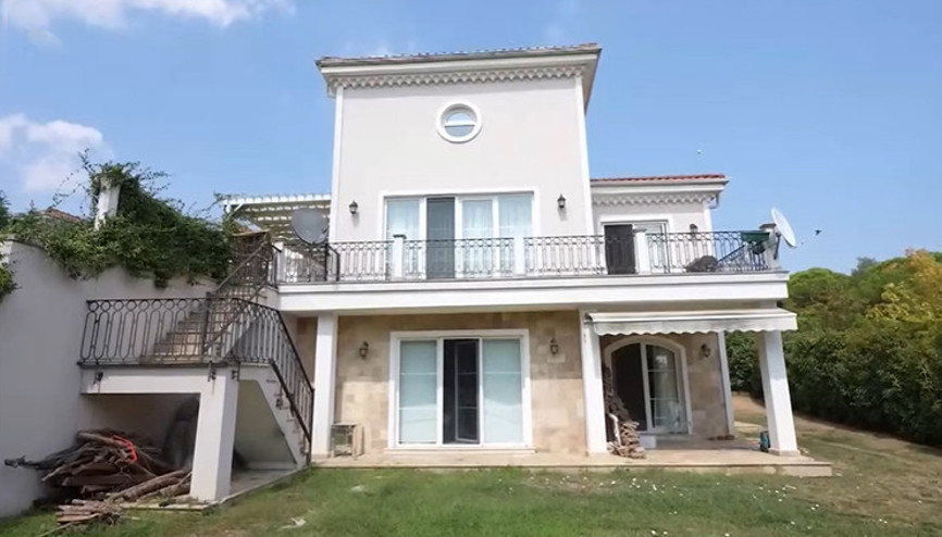 Ünlü isim 3 katlı 7 odalı evinin kapılarını açtı 8 yıldır misafir gelmiyor