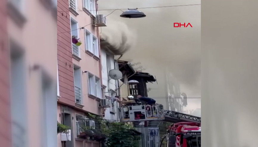 Beyoğlunda 5 katlı binanın çatısında yangın