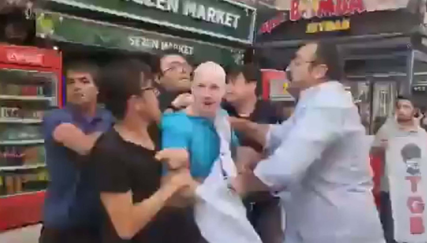 ABD askerinin başına çuval geçirdiler; 15 kişi gözaltına alındı: O anlar kamerada