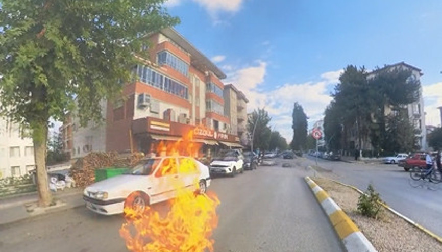 Motosiklet seyir halindeyken alev aldı; o anlar kask kamerasında