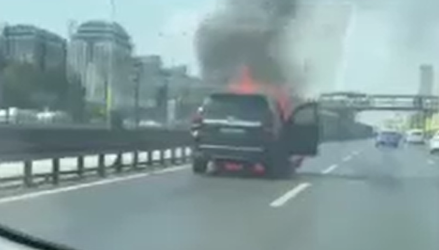 Beylikdüzü D-100de otomobil alev alev yandı