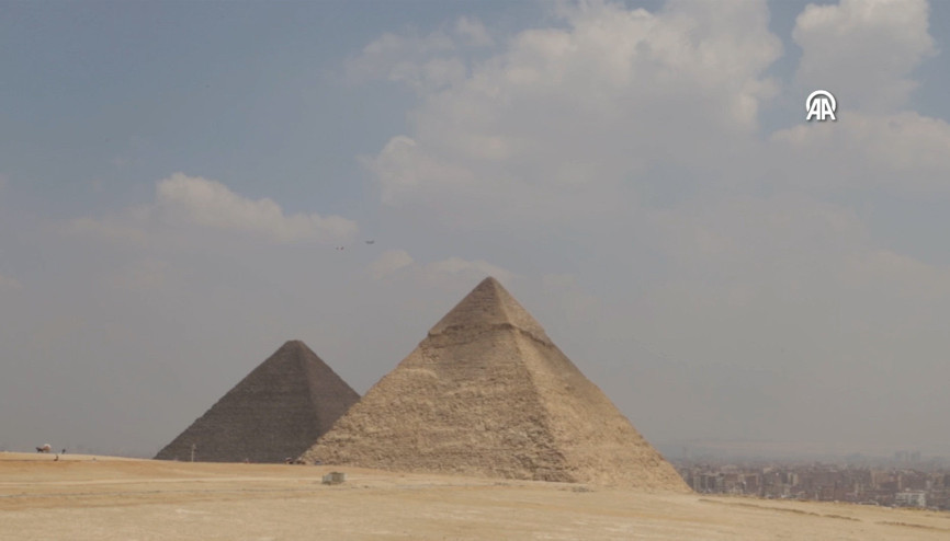 HÜRJET piramitlerin üzerinde gösteri uçuşu yaptı