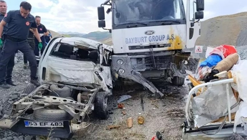 Hafriyat kamyonu ile pikabın çarpıştığı kazada 3 kişi hayatını kaybetti, 2 kişi yaralandı
