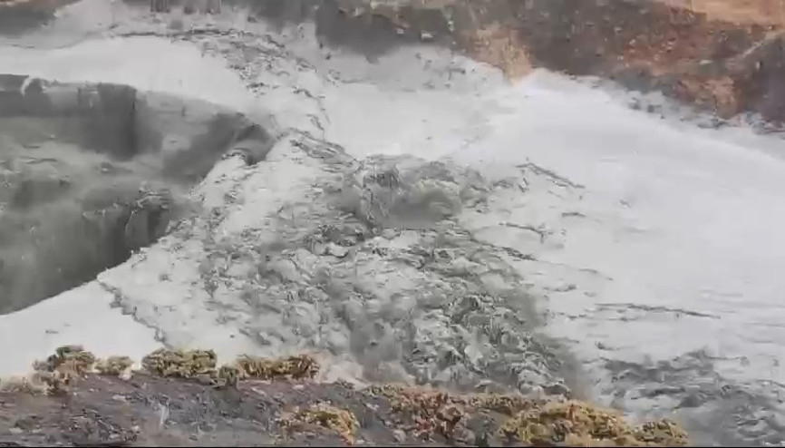 Elazığ’da dere taştı, köy yolu zarar gördü Elazığ’da dere taştı, köy yolu zarar gördü