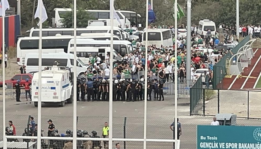 Düzcespor - Bursaspor maçında olay Polis müdahale etti