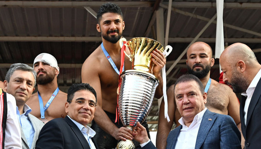 672. Tarihi Elmalı Yağlı Güreşlerinde altın kemer Enes Doğanın oldu