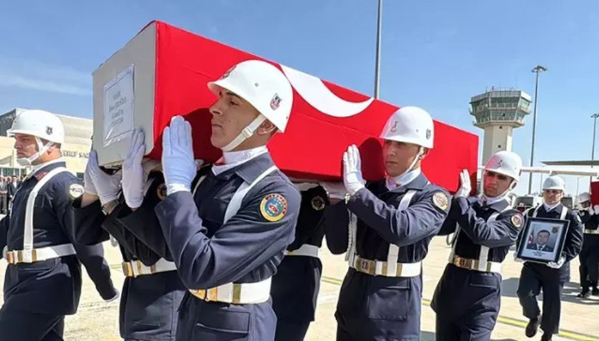 Tunceli’de trafik kazasında şehit olan askerler için Elazığ Havalimanı’nda uğurlama töreni düzenlendi