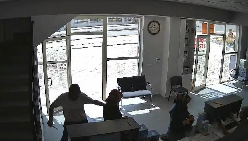 Konyada dehşete düşüren görüntüler Beraber ilaç almaya gittiği eşini defalarca bıçakladı
