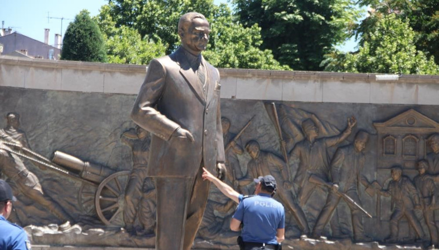 Atatürk Anıtına saldıran dayı-yeğen 4 yıl 4 ay ceza aldı