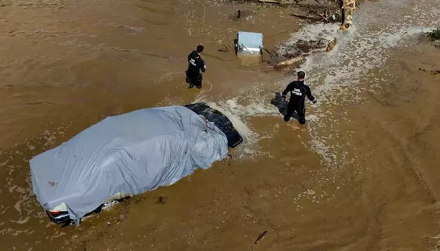 İzmir Menderes’te sağanak sonrası bazı ev ve iş yerlerini su bastı