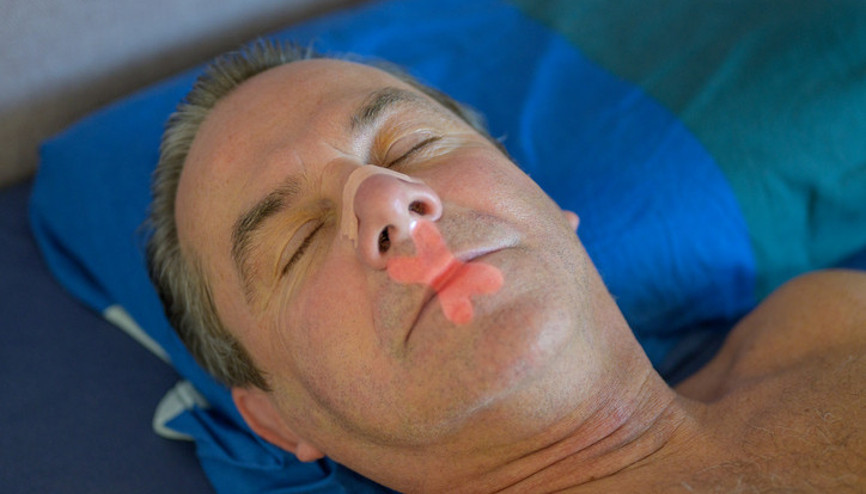 Binlerce insan böyle uyuyor | Ağız bantları gerçekten uykuya dalmayı kolaylaştırıyor mu Boğulma riski var mı Binlerce insan böyle uyuyor | Ağız bantları gerçekten uykuya dalmayı kolaylaştırıyor mu Boğulma riski var mı