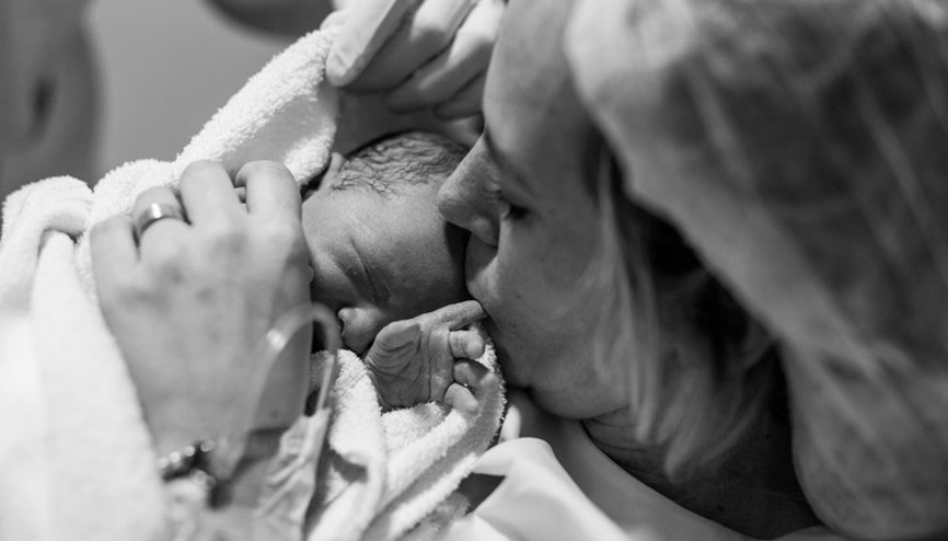 Bu bebek tam iki kez doğdu Doktorlar ameliyat etmek için onu anne rahminden çıkardılar, sonra tekrar yerleştirdiler