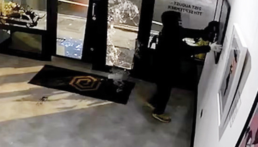 Banksy’nin çalınan eseri bulundu... ‘Kırmızı Balonlu Kız’ galeriye dönüyor