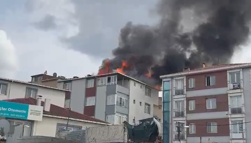İstanbul-Kartalda 4 katlı binanın çatısı alev alev yandı İstanbul-Kartalda 4 katlı binanın çatısı alev alev yandı