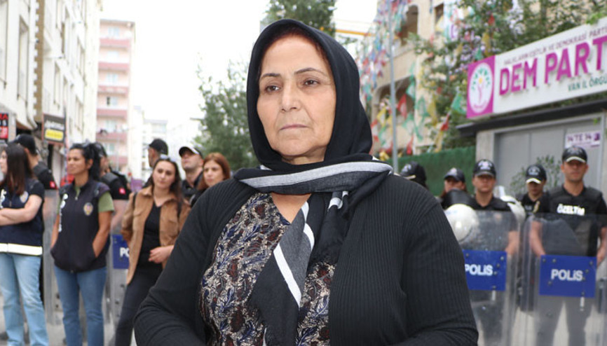 Vandaki evlat eylemine katılan anne konuştu: PKK bir oğlumu kaçırdı, birini infaz etti Vandaki evlat eylemine katılan anne konuştu: PKK bir oğlumu kaçırdı, birini infaz etti