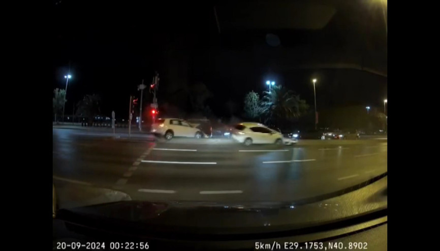 Kartal’da, kırmızı ışıkta geçen otomobilin 2 araca çarptığı kaza kamerada; 3 yaralı Kartal’da, kırmızı ışıkta geçen otomobilin 2 araca çarptığı kaza kamerada; 3 yaralı