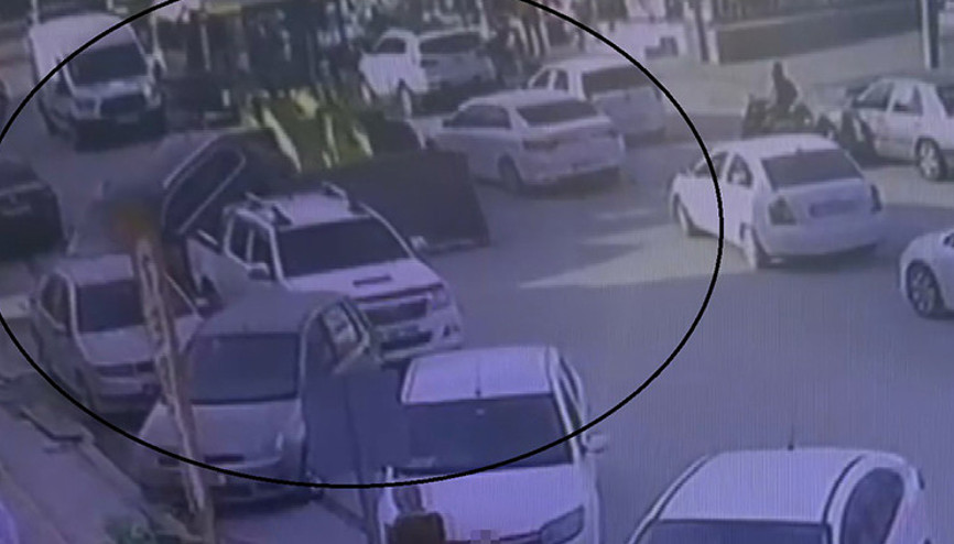 Park halindeki 4 araca çarpan iş makinesi operatörü, arkasına bakmadan kaçtı: O anlar kamerada