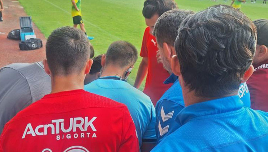 Hakem pozisyonu telefondan izledi, penaltı noktasını gösterdi