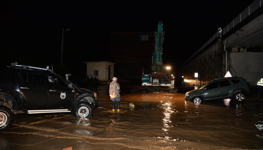 Son dakika haberi Sağanak ve fırtına yurdu esir aldı Trabzonda hastane tahliye edildi, 1 kişi kayıp... Meteorolojiden yeni uyarı: İstanbula saat verildi