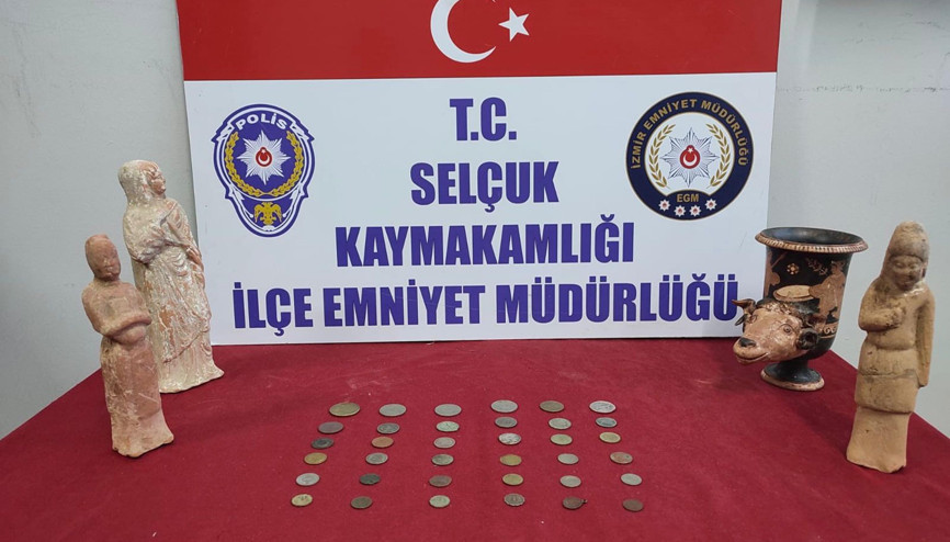 İzmirde 4 heykelcik ve 26 sikke ele geçirildi İzmirde 4 heykelcik ve 26 sikke ele geçirildi