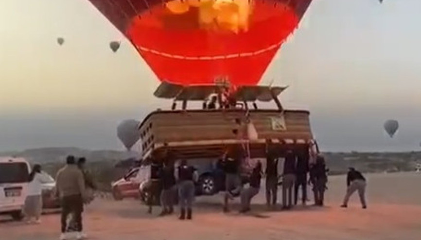 Kapadokyada sıcak hava balonu, otomobile çarptı