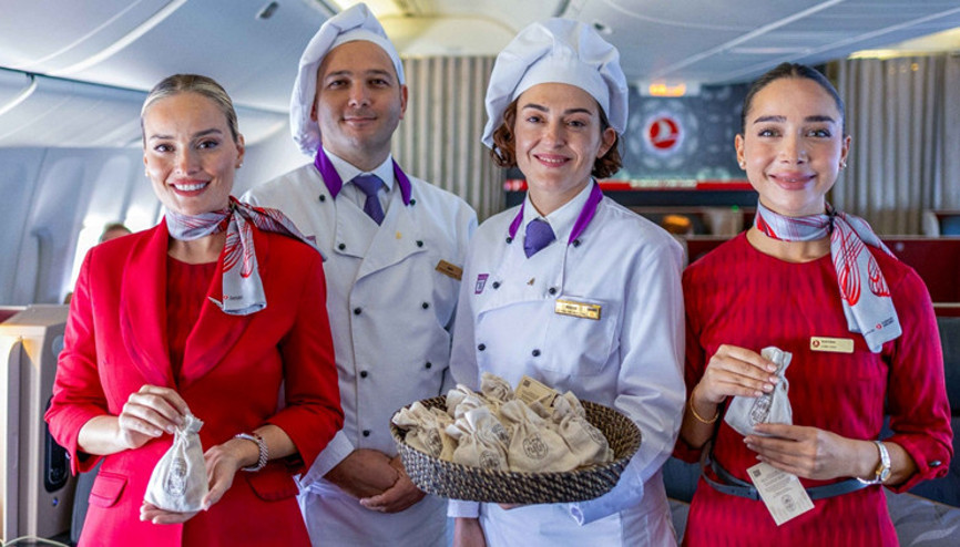 Dünyanın ilk ekmeği THY yolcularına ikram edildi