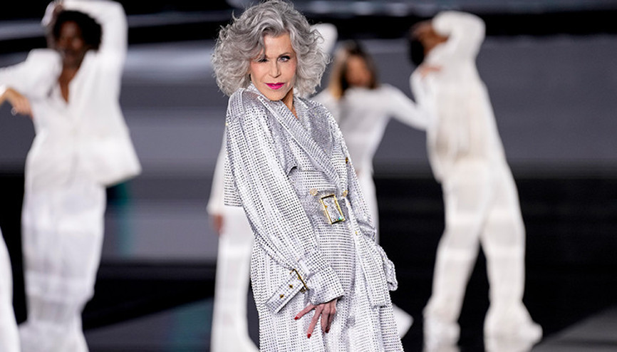 ‘Kansere yakalandım, ölmeye hazırım’ demişti… Herkes durup onu seyretti… Gümüş saçlarıyla 86 yaşında podyumun yıldızı oldu…