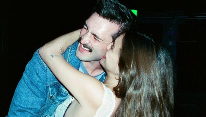 Eskimeyen güzelliğiyle tanınan oyuncuya ilk torun geliyor... Hamile kızına nasihat: Karnı burnunda çalışıp kendini yorma, otur dinlen Eskimeyen güzelliğiyle tanınan oyuncuya ilk torun geliyor... Hamile kızına nasihat: Karnı burnunda çalışıp kendini yorma, otur dinlen