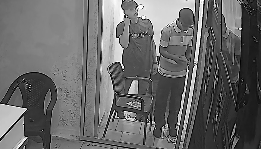 Gece vakti güneş gözlüklü soygun: O anlar kamerada