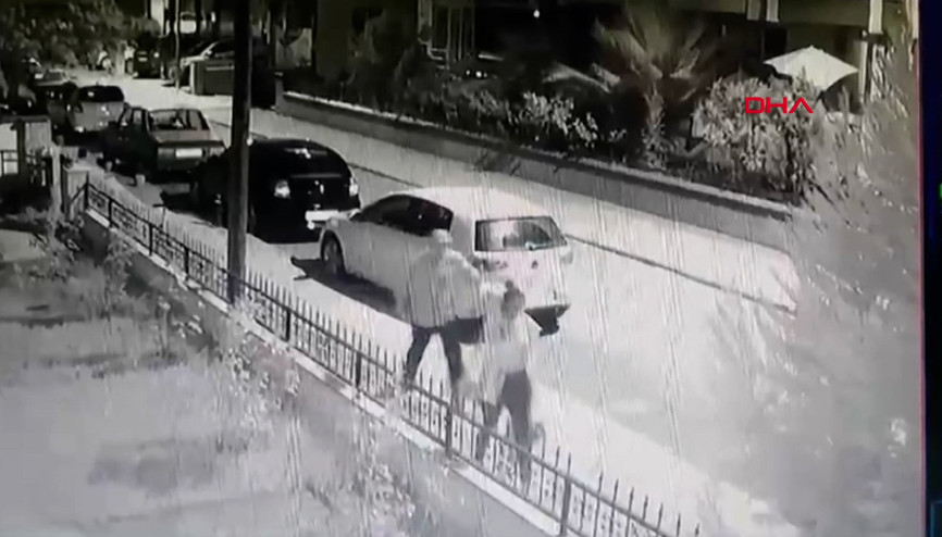 Yolda yürüyen kadına bıçaklı saldırı Korku dolu anlar kamerada