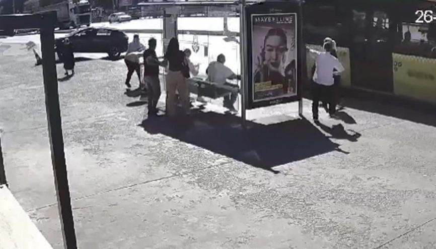 Lastiği patlayan otomobil durağa daldı Dehşet dolu anlar kameraya böyle yansıdı