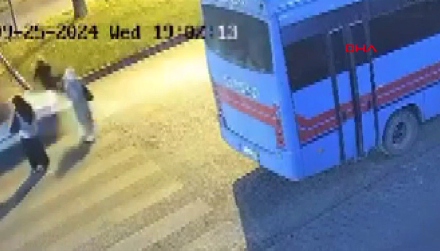 Yolun karşısına geçerken el kaldırdığı otomobilin çarptığı yaya öldü
