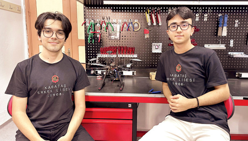 Kabataşlı öğrenciler TEKNOFEST’te birinci oldu: Uçan arabalara park asistanı yaptılar Kabataşlı öğrenciler TEKNOFEST’te birinci oldu: Uçan arabalara park asistanı yaptılar