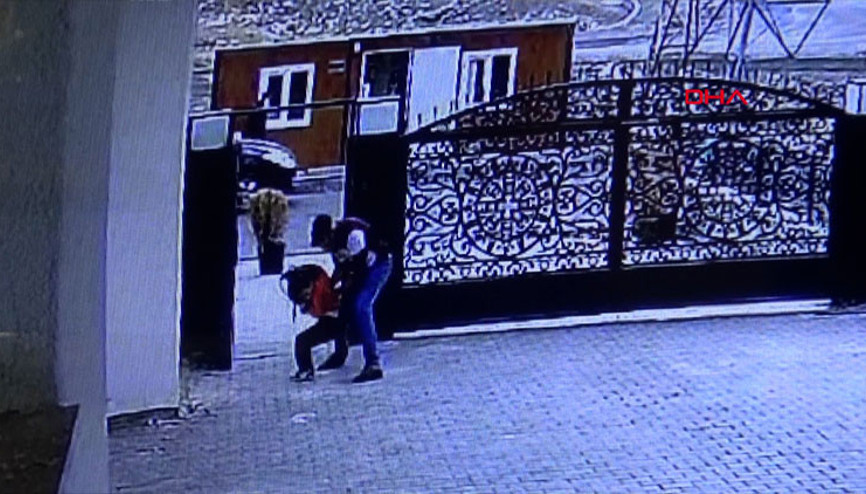İndiği servis minibüsünün altında kalan 6 yaşındaki Emre yaşam savaşı veriyor