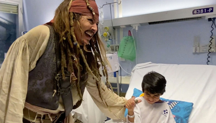 Ünlü oyuncu nice badireler atlattı... Kılık değiştirip çocukları sevindirdi