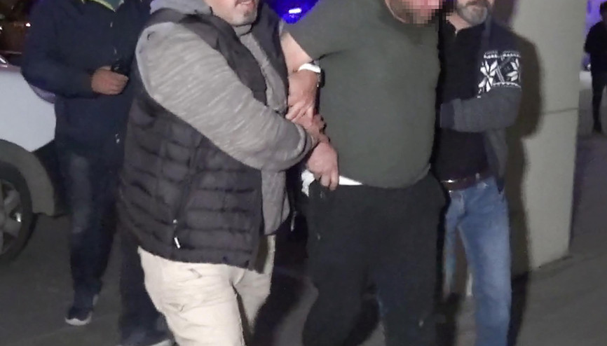 Erzurumda Atatürk büstünü balta ile kıran şüpheli yakalandı Erzurumda Atatürk büstünü balta ile kıran şüpheli yakalandı