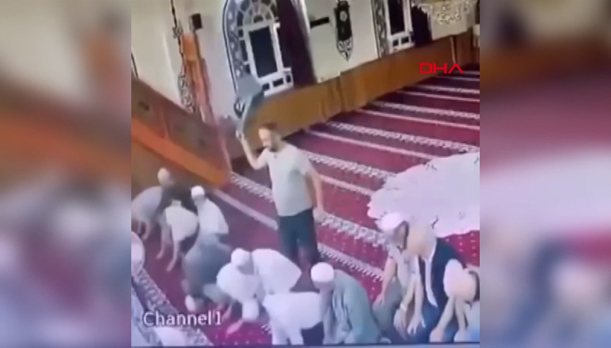 Namaz kıldıran imamın başına tabureyle vurdu; cemaat vantilatör ve tabureyle kovaladı