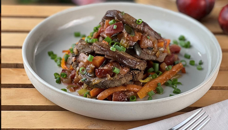 Tatlı tuzlu ekşi bir lezzet bombası: Mürdüm erikli lokum et Tatlı tuzlu ekşi bir lezzet bombası: Mürdüm erikli lokum et