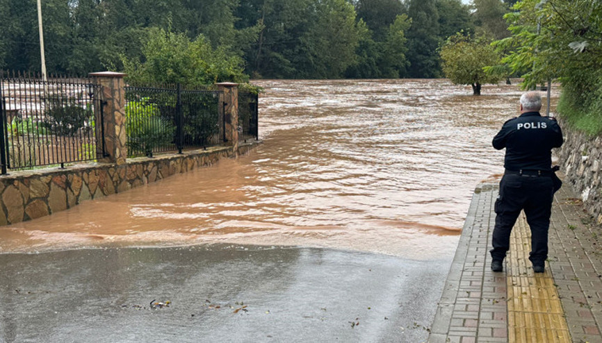 Bartında kuvvetli yağış: Bartın Irmağı’nda su seviyesi 3 metre yükseldi 8 köye ulaşım sağlayan köprü kapandı