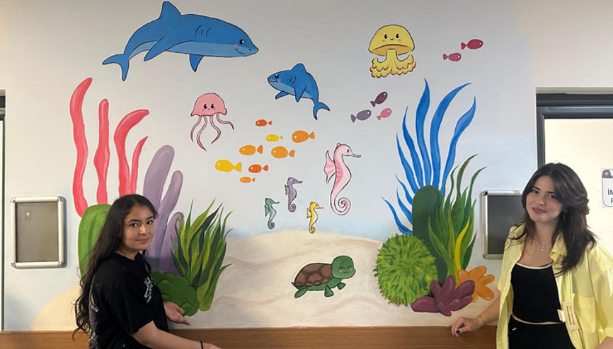 Çocuk kliniğinin duvarları sanatla canlandı
