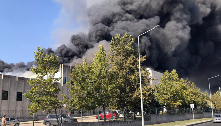 Tekirdağda kumaş fabrikasında yangın Gökyüzünü siyah duman kapladı