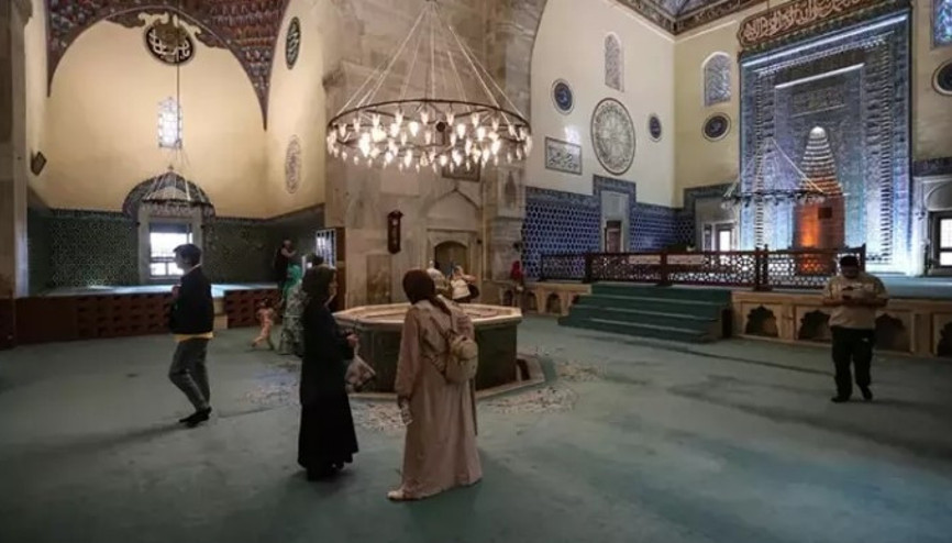 Yabancı erkek turistler, cami ziyaretinde saygılarından şortlarının üzerine etek giydi Yabancı erkek turistler, cami ziyaretinde saygılarından şortlarının üzerine etek giydi