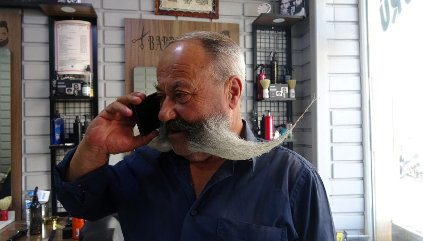 Bıyıklarını kesmesi için teklif edilen rakam şaşırttı Bıyıklarını kesmesi için teklif edilen rakam şaşırttı